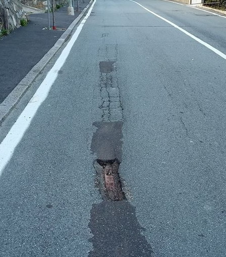 Sanremo: grave degrado dell'asfalto in via Padre Semeria, lettore segnala il rischio di cadute (Foto)