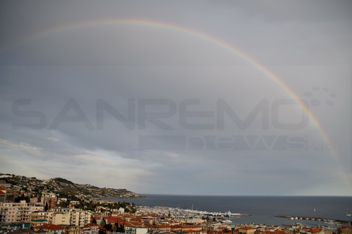 Sanremo: uno splendido arcobaleno sovrasta la città dei fiori dopo una lieve pioggia (Foto) Sanremo: uno splendido arcobaleno sovrasta la città dei fiori dopo una lieve pioggia (Foto)