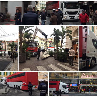 Festival di Sanremo: grandi manovre in centro città per l'arrivo del camion di Radio2, rimossi i new jersey (Foto e Video) Festival di Sanremo: grandi manovre in centro città per l'arrivo del camion di Radio2, rimossi i new jersey (Foto e Video)