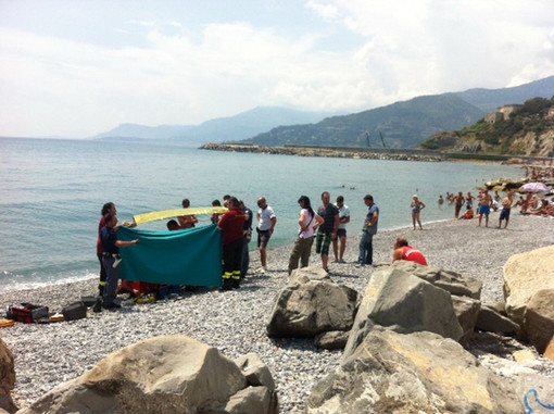 Commerciante abusivo spaventato tenta la fuga in mare: muore annegato giovane senegalese