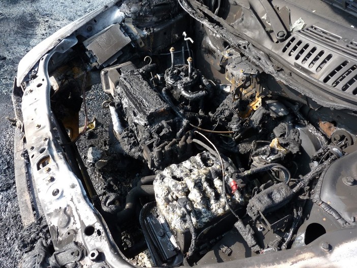 Auto in fiamme al casello autostradale di Ventimiglia: salva una famiglia Auto in fiamme al casello autostradale di Ventimiglia: salva una famiglia