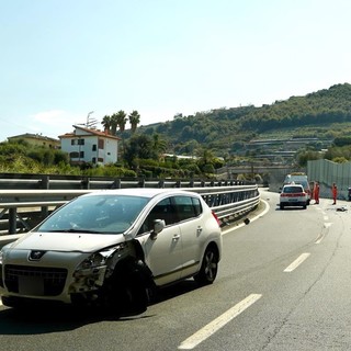 Taggia: imbocca l'Aurelia Bis contromano e centra in pieno uno scooter e un'auto, 50enne grave in ospedale (Foto)