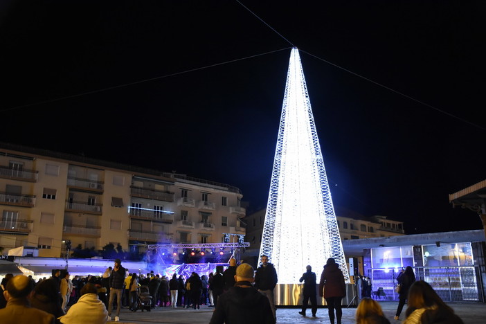 L'albero di Natale installato l'anno scorso in piazza Colombo L'albero di Natale installato l'anno scorso in piazza Colombo