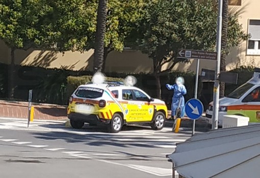 Bordighera: un controllo della Croce Verde in pieno centro, tutte le precauzioni ai tempi del Covid-19 (Foto)