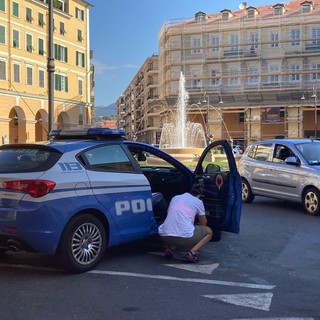 Imperia: 73enne prende via Berio contromano, i passanti lo bloccano ed evitano incidenti Imperia: 73enne prende via Berio contromano, i passanti lo bloccano ed evitano incidenti