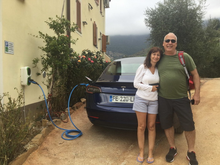 Seborga: risparmio energetico, ben 12 auto Tesla negli ultimi due mesi per rifornirsi nel Principato Seborga: risparmio energetico, ben 12 auto Tesla negli ultimi due mesi per rifornirsi nel Principato