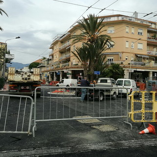 Bordighera: ancora chiusa l'Aurelia all'altezza di via Pasteur, in corso i lavori di asfaltatura (Foto)
