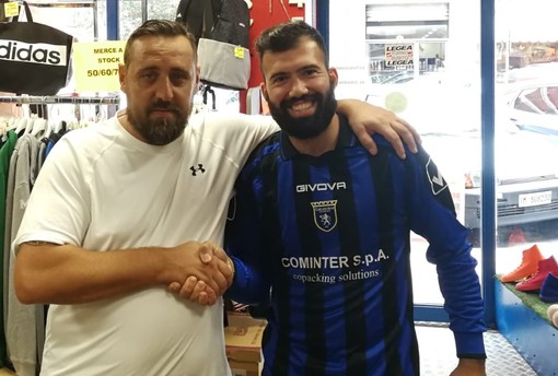 Andrea Cianci con la maglia della Carlin's Boys dopo la firma, in compagnia del DS Mesiano Andrea Cianci con la maglia della Carlin's Boys dopo la firma, in compagnia del DS Mesiano