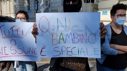 La protesta degli assistenti scolastici davanti al Comune di Sanremo