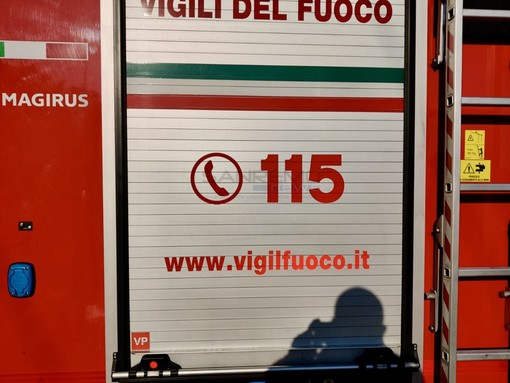 Imperia: piccolo incendio di immondizia stamattina in via Airenti nella zona di Caramagna Imperia: piccolo incendio di immondizia stamattina in via Airenti nella zona di Caramagna