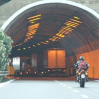 Camion prende fuoco sulla A10, autostrada bloccata