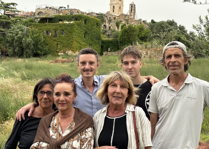 Una rappresentanza dei residenti di Bussana Vecchia