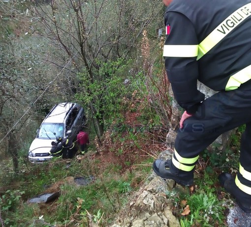 Auto precipita fuori strada tra Carpasio e Montalto, 40enne salvato da un ulivo (Foto e Video)
