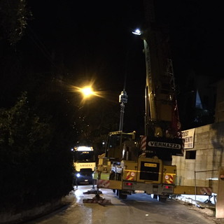 La gru ancora ferma in corso Inglesi La gru ancora ferma in corso Inglesi