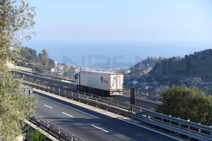 Dopo quelli a Genova l'Uncem chiede alle Autostrade pedaggi gratuiti anche nel ponente della nostra regione Dopo quelli a Genova l'Uncem chiede alle Autostrade pedaggi gratuiti anche nel ponente della nostra regione