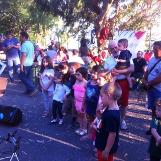 Sanremo: un apericena per ribadire il "no" alla chiusura dell'asilo di Bussana (Foto)