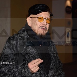 Enrico Ruggeri al suo arrivo mercoledì a Sanremo e, sotto, il post su Facebook Enrico Ruggeri al suo arrivo mercoledì a Sanremo e, sotto, il post su Facebook