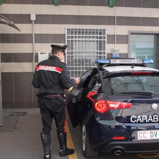 Sanremo, 31enne cade dal monopattino e aggredisce i sanitari che lo stavano medicando: arrestato dai Carabinieri Sanremo, 31enne cade dal monopattino e aggredisce i sanitari che lo stavano medicando: arrestato dai Carabinieri