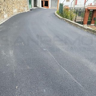 Nelle foto l'asfalto appena rifatto sulla strada verso Bussana Vecchia