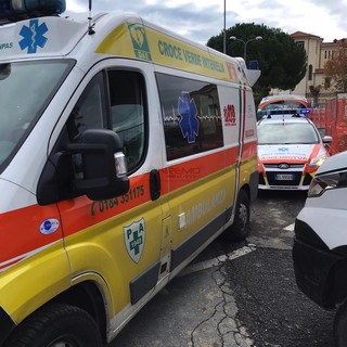 Ventimiglia: donna di 35 anni cade dallo scooter in via Asse, trasportata in codice giallo in ospedale