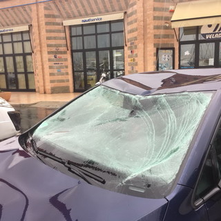 Sanremo: forte vento a Portosole, danneggiate ieri sera dall'acqua due auto parcheggiate Sanremo: forte vento a Portosole, danneggiate ieri sera dall'acqua due auto parcheggiate