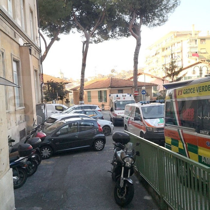 Sanremo: anche stamattina ambulanze bloccate in ospedale, non si placano i problemi delle pubbliche assistenze (Foto) Sanremo: anche stamattina ambulanze bloccate in ospedale, non si placano i problemi delle pubbliche assistenze (Foto)