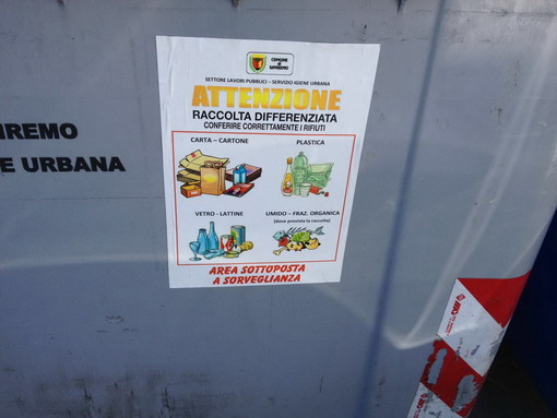 Sanremo: cassonetto per vetro e alluminio pieno di altra immondizia... ma l'adesivo non aiuta di certo