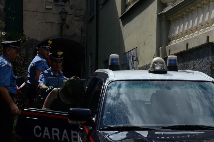 Lite tra conviventi sfocia in accoltellamento a Castellaro: la donna colpisce l'uomo con tre fendenti