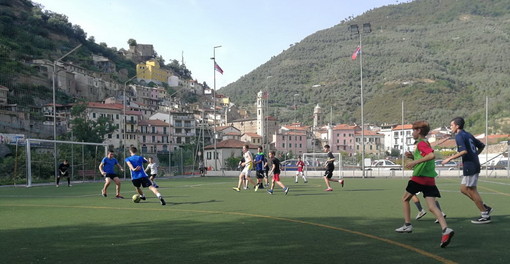 Badalucco: grande successo per la partita tra le realtà dell’aggregazione giovanile con oltre 50 ragazzi (Foto)