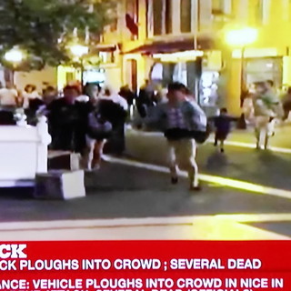 Attentato a Nizza: il killer franco tunisino bloccato da un uomo e due poliziotti, il tir era stato affittato alcuni giorni prima