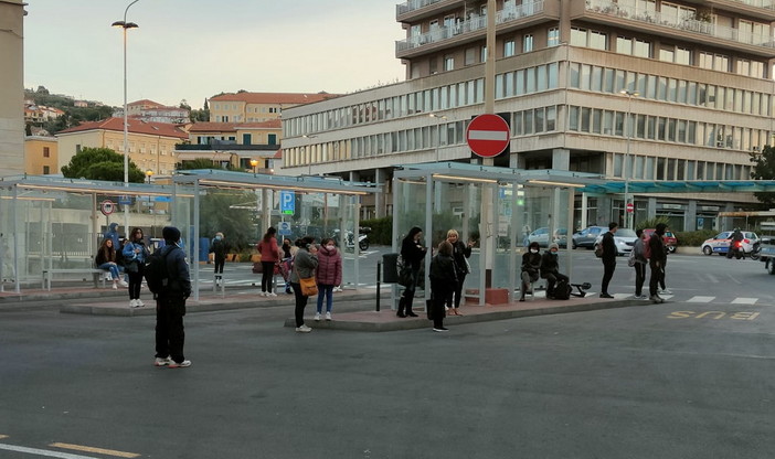 Viaggiatori in attesa dei bus che non arrivano a Imperia