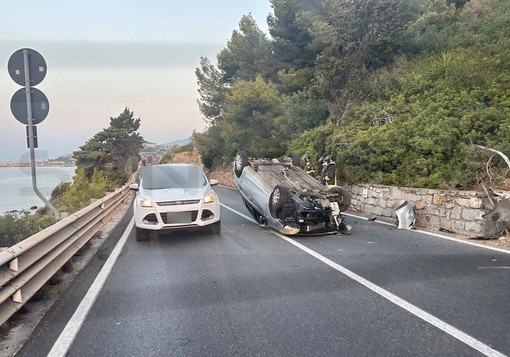 Auto si cappotta sull'Aurelia a Cipressa, ferita una 17enne: la giovane portata al Pronto Soccorso (Foto) Auto si cappotta sull'Aurelia a Cipressa, ferita una 17enne: la giovane portata al Pronto Soccorso (Foto)