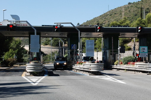 Autostrada A10: sospesi da oggi tutti i cantieri per l'estate, ne rimane uno fino al 26 luglio Autostrada A10: sospesi da oggi tutti i cantieri per l'estate, ne rimane uno fino al 26 luglio