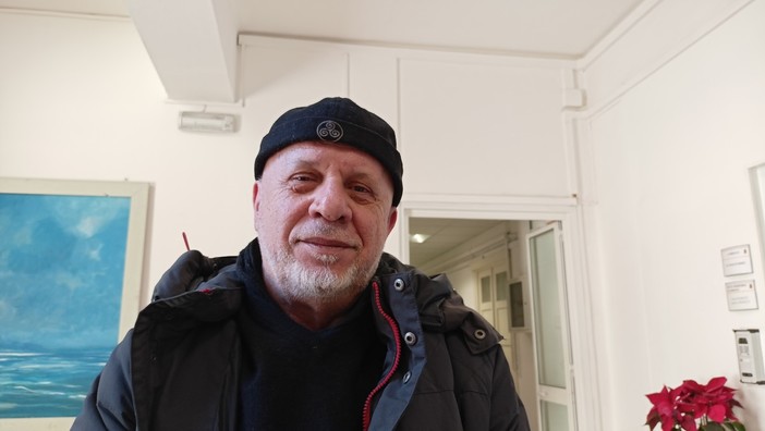 Ventimiglia: udienza al Consiglio di Stato, ex assessore sul tetto del suo capannone per protesta (Foto e video) Ventimiglia: udienza al Consiglio di Stato, ex assessore sul tetto del suo capannone per protesta (Foto e video)