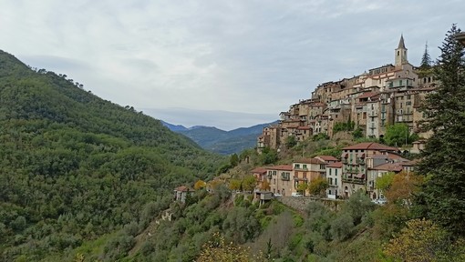 Apricale celebra la Notte Romantica con una serata di poesia nel giardino del Castello Apricale celebra la Notte Romantica con una serata di poesia nel giardino del Castello