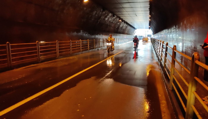 Uno dei tanti allagamenti all'interno della galleria Francia