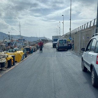 Sanremo: in attesa del restyling dopo tanti anni riasfaltata la strada del molo Sud al porto vecchio (Foto)