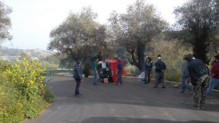 Dolcedo: si ribalta con un motocarro in zona 'Costa Carnara', mobilitazione di soccorsi ed elicottero in arrivo (Foto e Video)