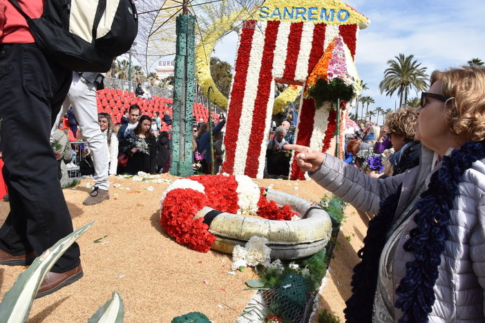 Sanremo: anche quest'anno si è ripetuto l'assalto ai carri per portare a casa i fiori (Foto)
