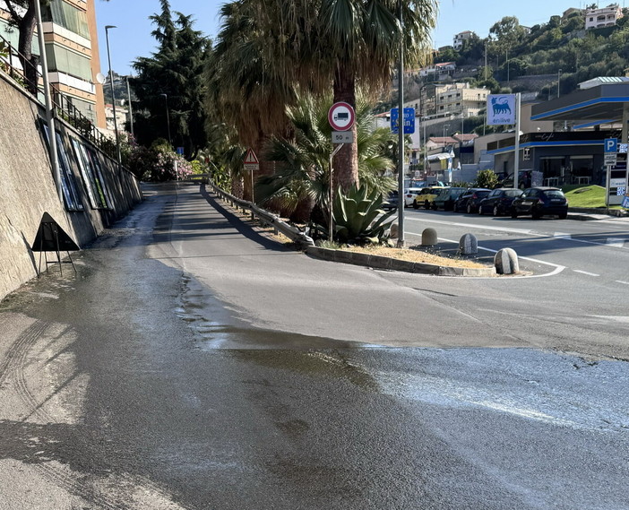 Sanremo, perdita fognaria da 20 giorni in via Lamarmora: "Solo cartelli, nessun intervento e odore molto nauseante" Sanremo, perdita fognaria da 20 giorni in via Lamarmora: "Solo cartelli, nessun intervento e odore molto nauseante"