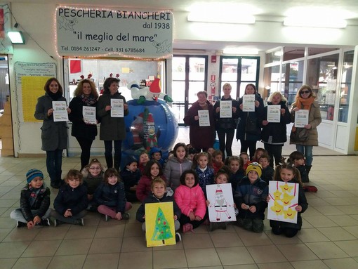 Bordighera: i bimbi di ‘Villa Felomena’ hanno portato i loro auguri di buon Natale ai cittadini (Foto) Bordighera: i bimbi di ‘Villa Felomena’ hanno portato i loro auguri di buon Natale ai cittadini (Foto)