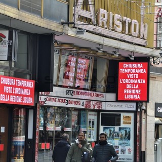 L'avviso all'esterno dell'Ariston