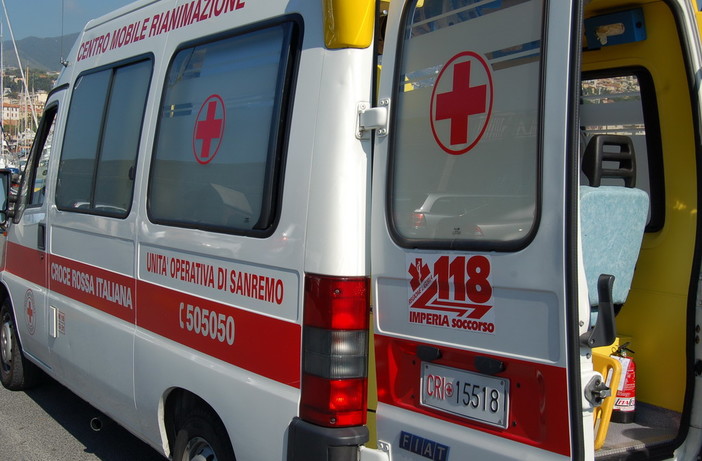 Ranzo: auto finisce contro un palo, forte trauma per una 64enne, illeso il marito
