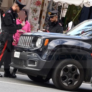 Sanremo: al mercato del sabato viene trovata con un pacchetto sospetto in borsa, fermata dai Carabinieri (Foto)