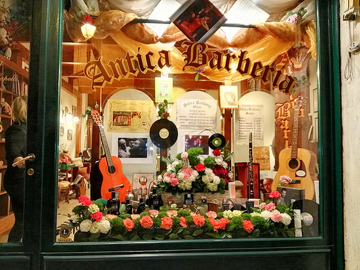 Alla 'Antica Barberia Maria' di via Capitan Pesante omaggio al "66° Festival della Canzone Italiana" Alla 'Antica Barberia Maria' di via Capitan Pesante omaggio al "66° Festival della Canzone Italiana"