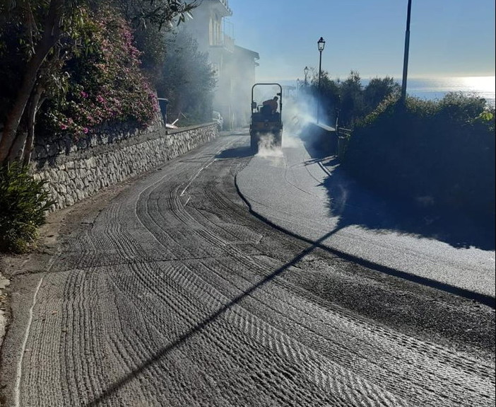 Ventimiglia: proseguono i lavori di posa dell'asfalto  nella frazione di Grimaldi