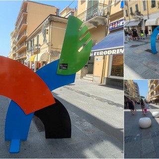 Arte in strada, a Ventimiglia spunta una mostra dedicata all’artista Stéphane Chavanis: ‘Astrazione Geometrica’ (Foto e video)