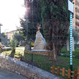 Vallecrosia: tagliata e rubata la siepe attorno al giardino ed al monumento degli Alpini (Foto) Vallecrosia: tagliata e rubata la siepe attorno al giardino ed al monumento degli Alpini (Foto)