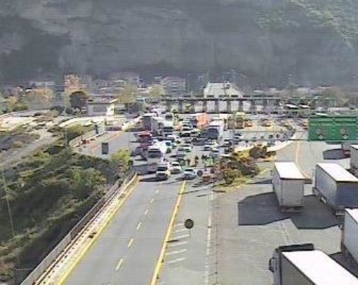 Il blocco del traffico oltre la barriera Il blocco del traffico oltre la barriera