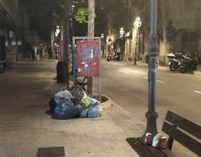 Sanremo, raccolta rifiuti e decoro urbano: nuove osservazioni da Corso Garibaldi durante una passeggiata serale Sanremo, raccolta rifiuti e decoro urbano: nuove osservazioni da Corso Garibaldi durante una passeggiata serale